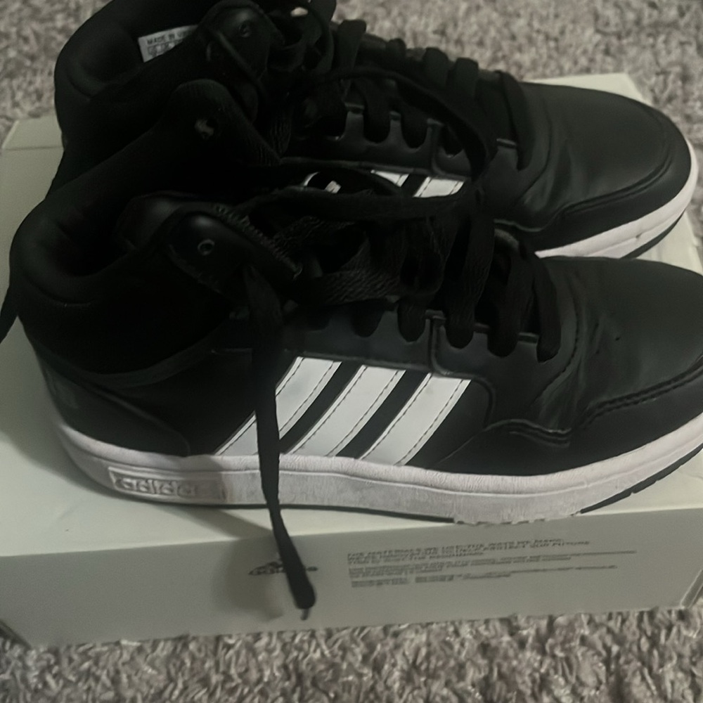 Adidas tennis shoe - Picture 2 of 6